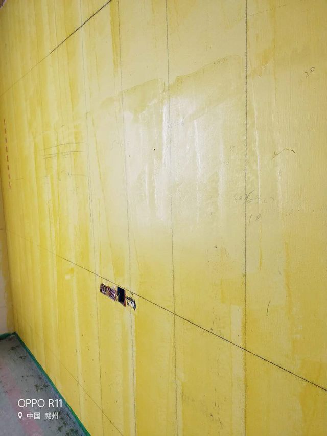 7现场木制品制作背面墙面做防潮工艺处理，防止木制品受潮.jpg
