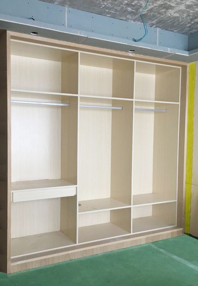 8现场制作衣柜，内结构实木免漆板、外框双层板工艺让柜体更牢固，不变形，再贴面板，实木线收边.JPG